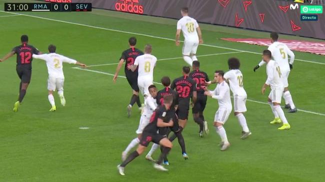  法甲新规争议不断，VAR判罚标准再引热议  