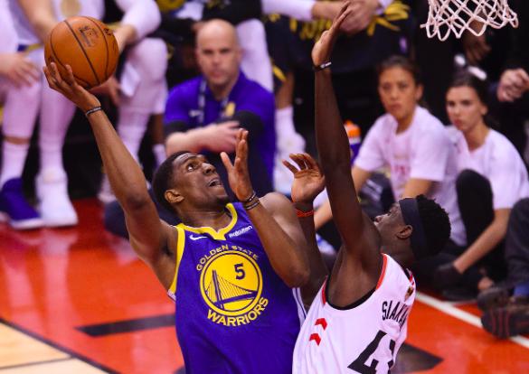  浓眉哥内线统治比赛，湖人双杀勇士占先机  